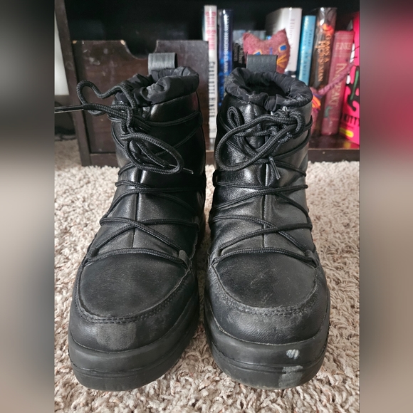 Black Sparkly Moon Boots - Trendy Winter Fashion - Picture 4 of 14